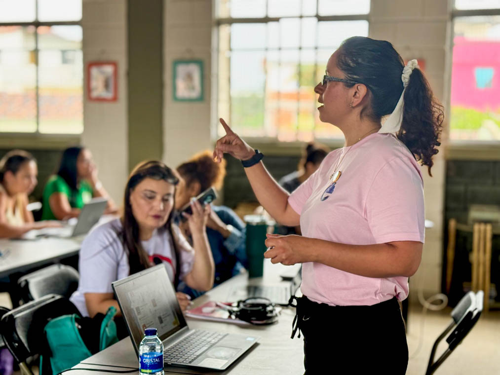 Imagen funcionaria socializa con profesores nuevo aplicativo para fortalecer la comunicación escolar