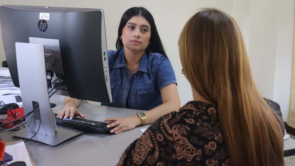 Imagen funcionaria y ciudadana día madres