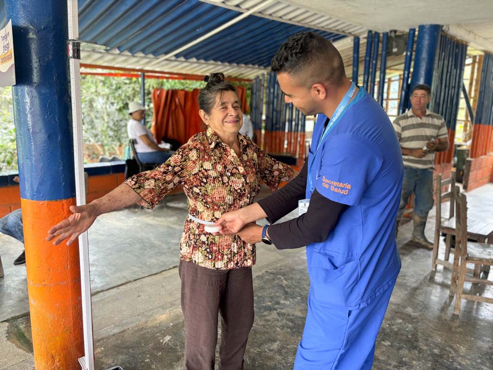 Imagen funcionario de salud atendiendo una ciudadana