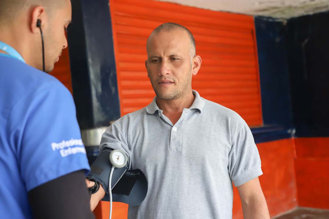 Imagen funcionario público revisando paciente