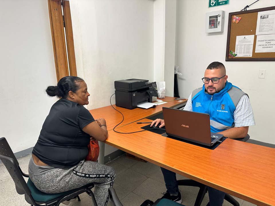 Imagen funcionario y ciudadana en el programa Integrales para la Familia