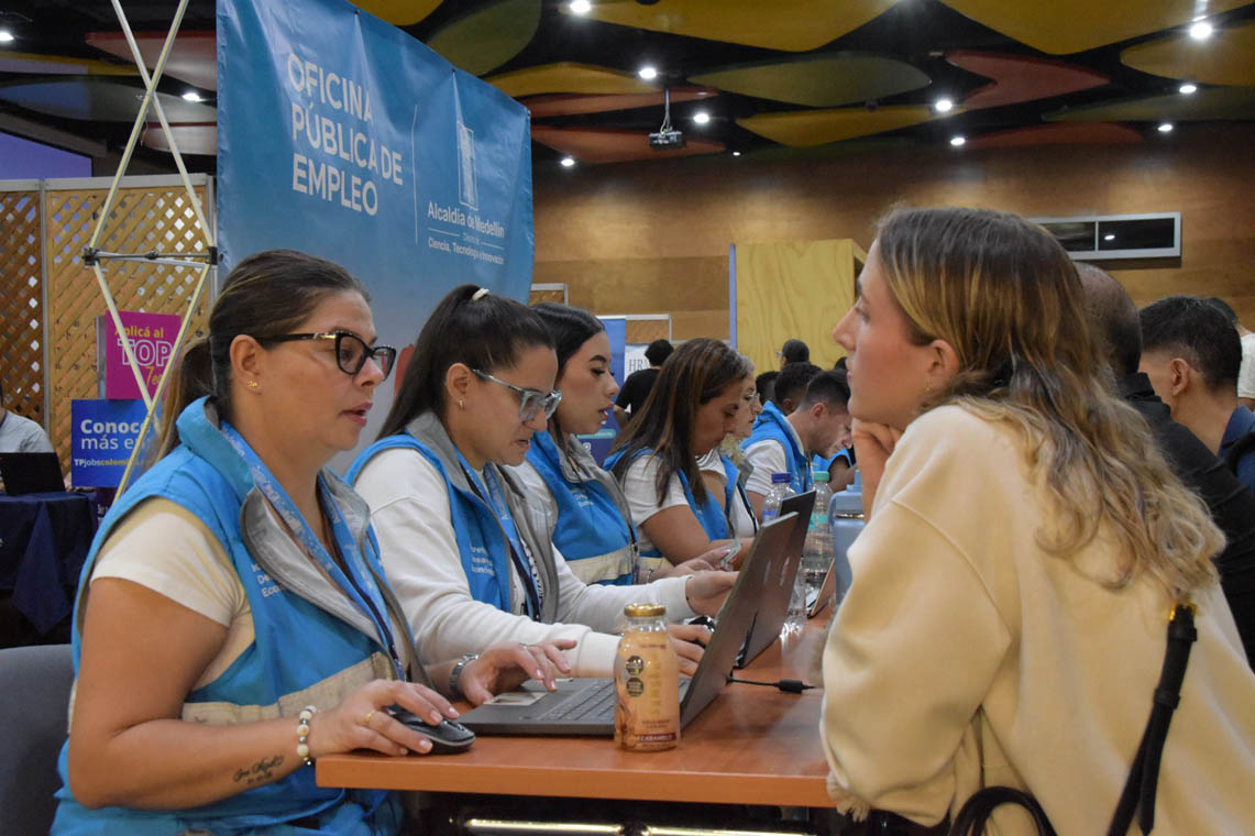 Imagen funcionarios de Oficina Pública de Empleos asesoran ciudadanos