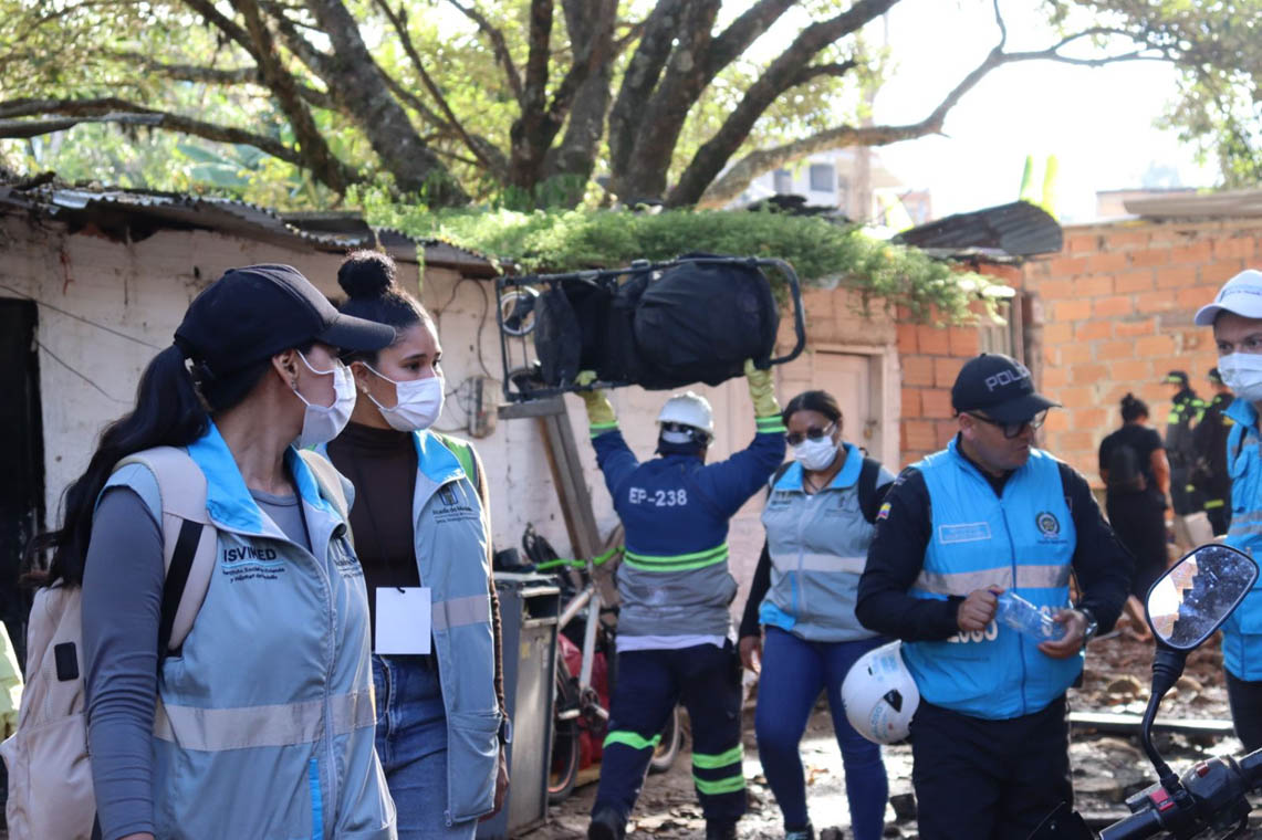 Imagen funcionarios de la Alcadía en evacuación humanitaria en el corregimiento de Altavista
