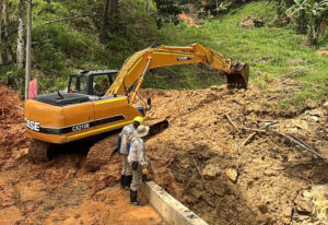 Imagen funcionarios del municipio realizando limpieza de quebradas con maquinaria amarilla