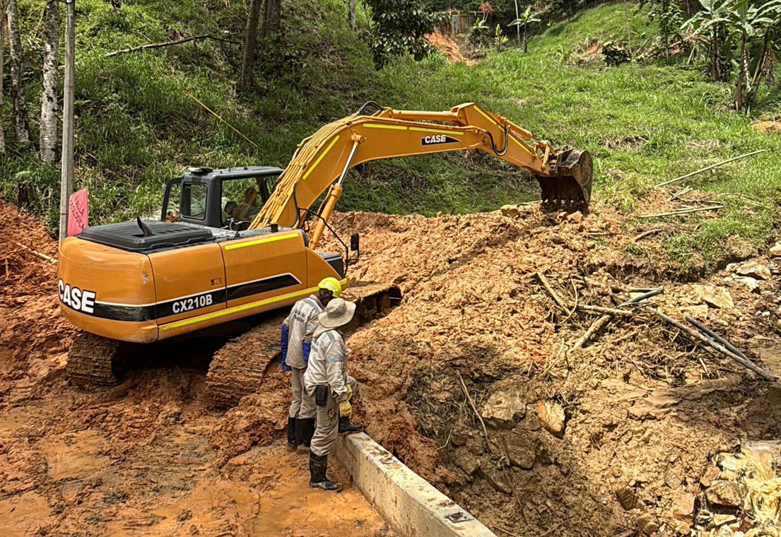 Imagen funcionarios del municipio realizando limpieza de quebradas con maquinaria amarilla