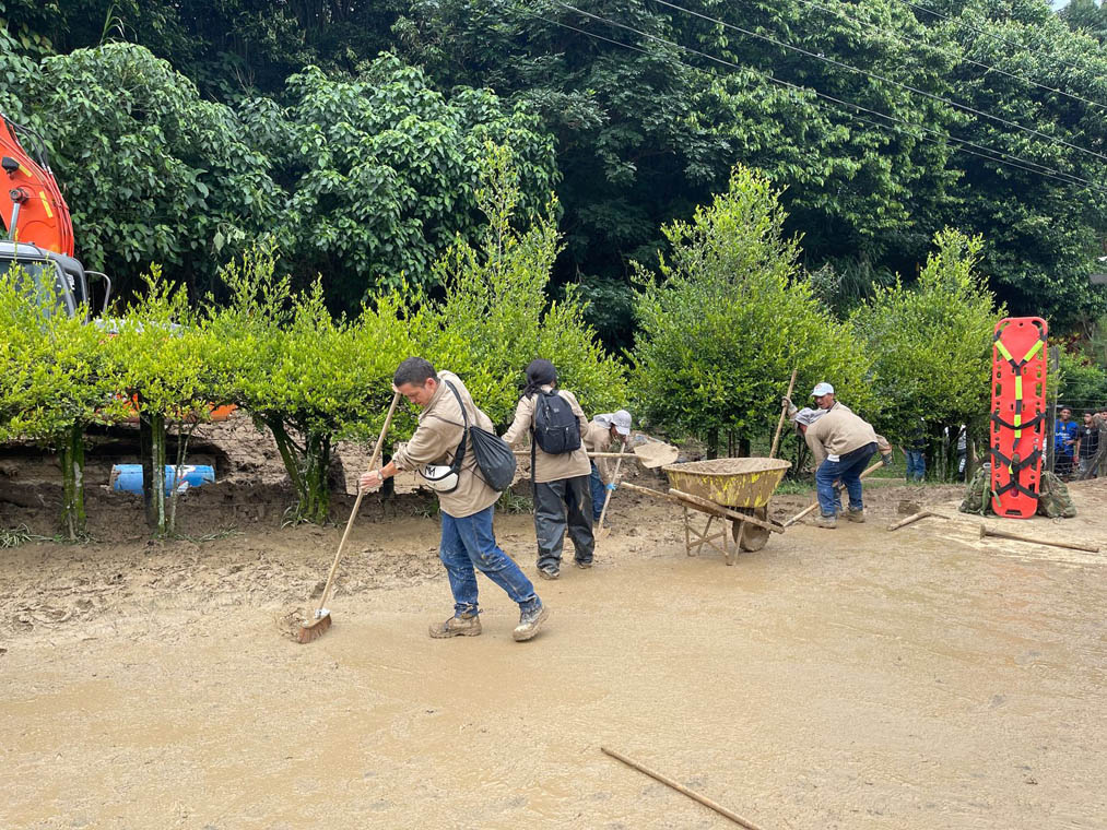 Imagen funcionarios extraen residuos de las quebradas de Medellín