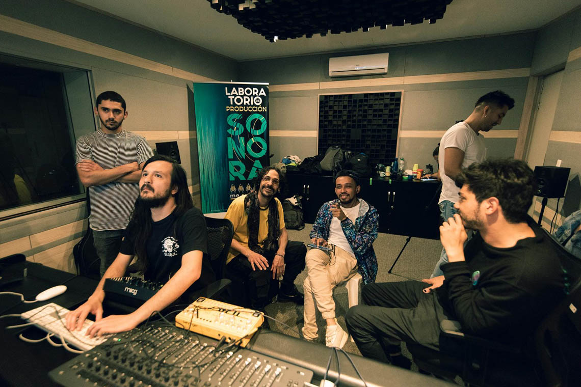 Imagen grupal en laboratorio de producción sonora 2