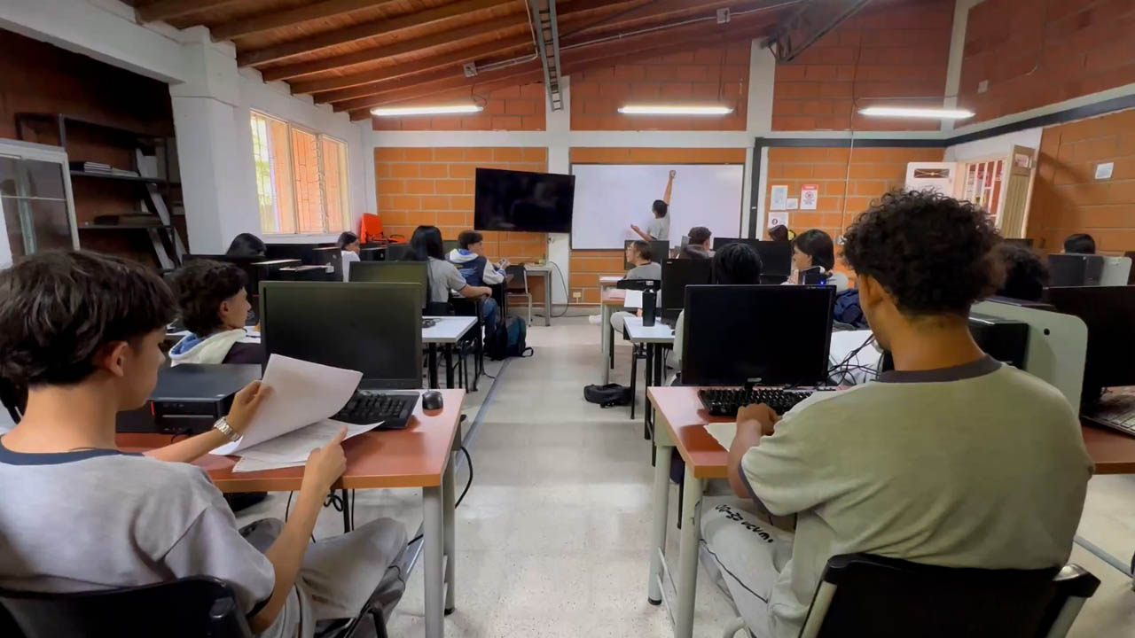 Imagen grupo de estudiantes del Doce de Octubre se forman como técnicos