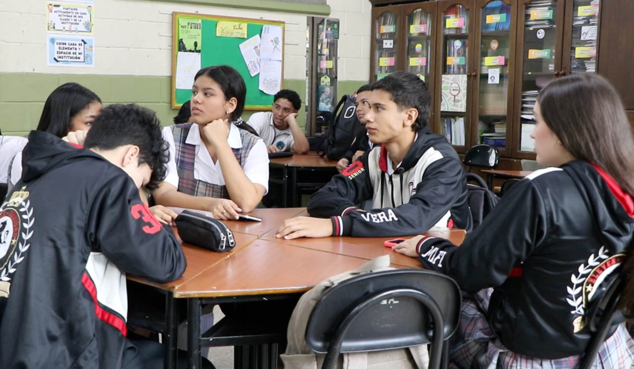 Imagen grupo de estudiantes en clase