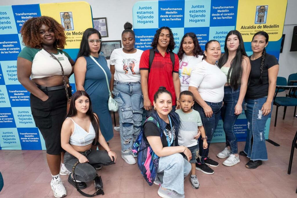 Imagen grupo de mujeres de Escuela para la familia