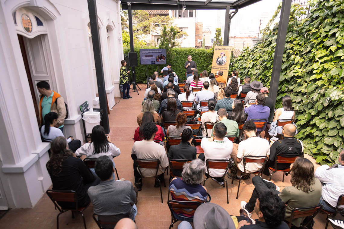 Imagen grupo de personas en convocatoria de cultura