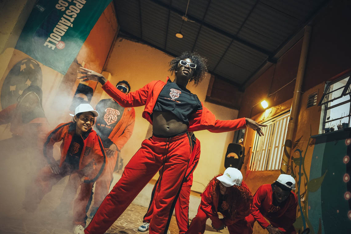 Imagen grupo juvenil de bailarines