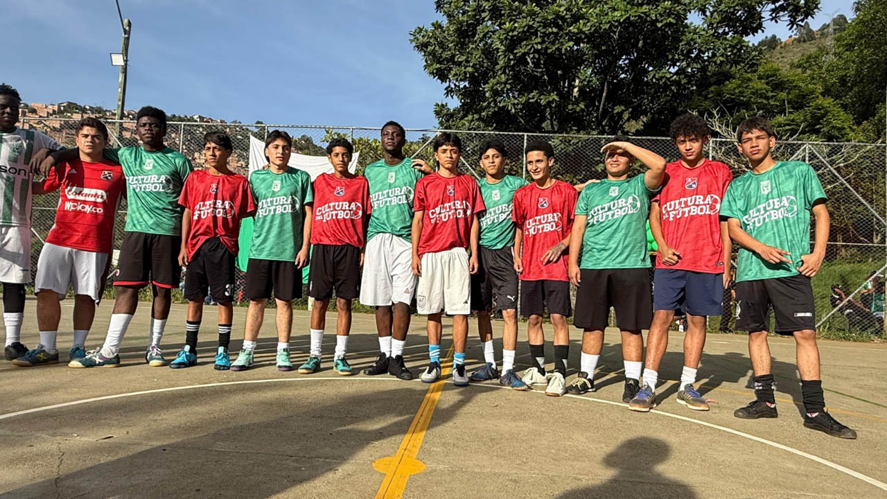 Imagen jóvenes con camisetas del DIM y Nacional en campaña Así Suena el Fútbol