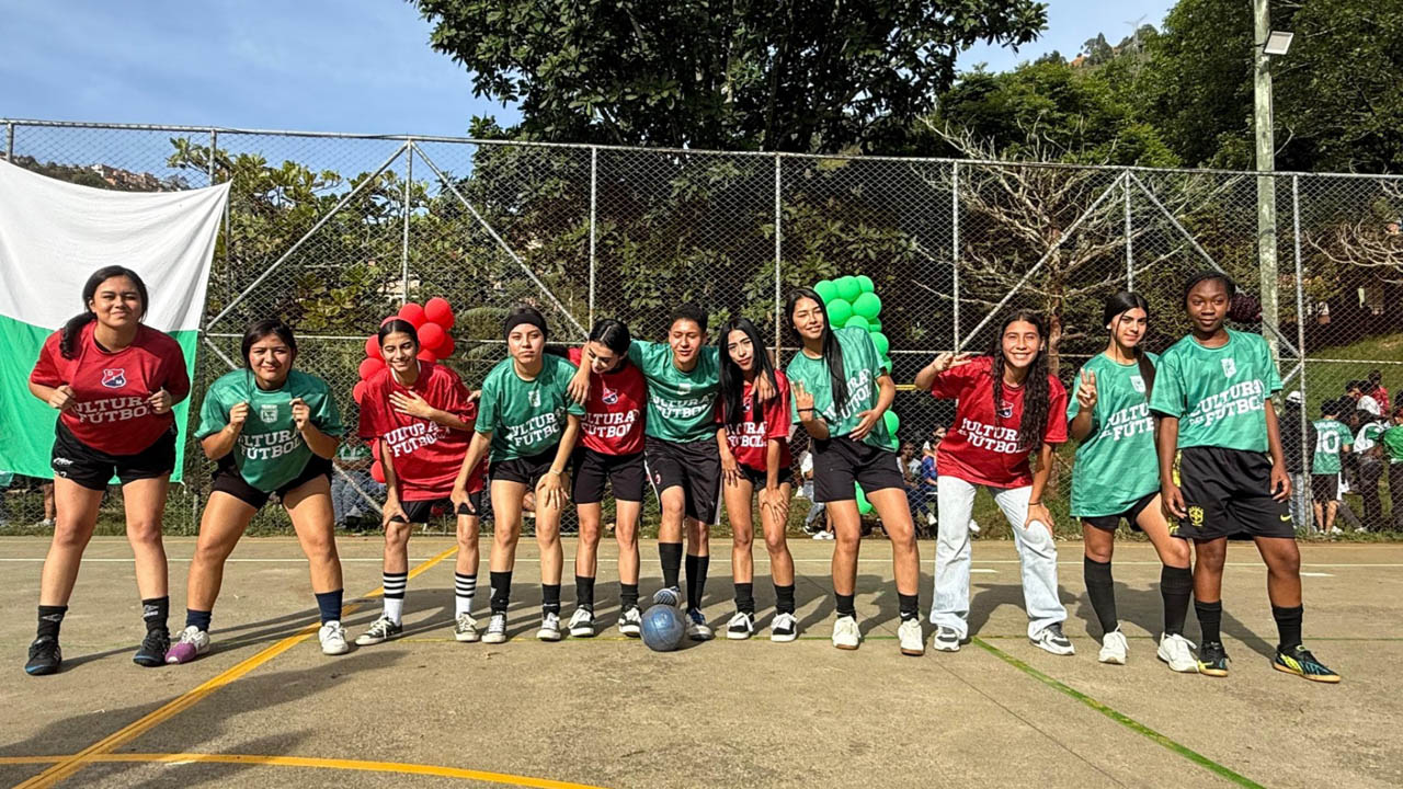 Imagen jóvenes con camisetas del DIM y Nacional en campaña Así Suena el Fútbol