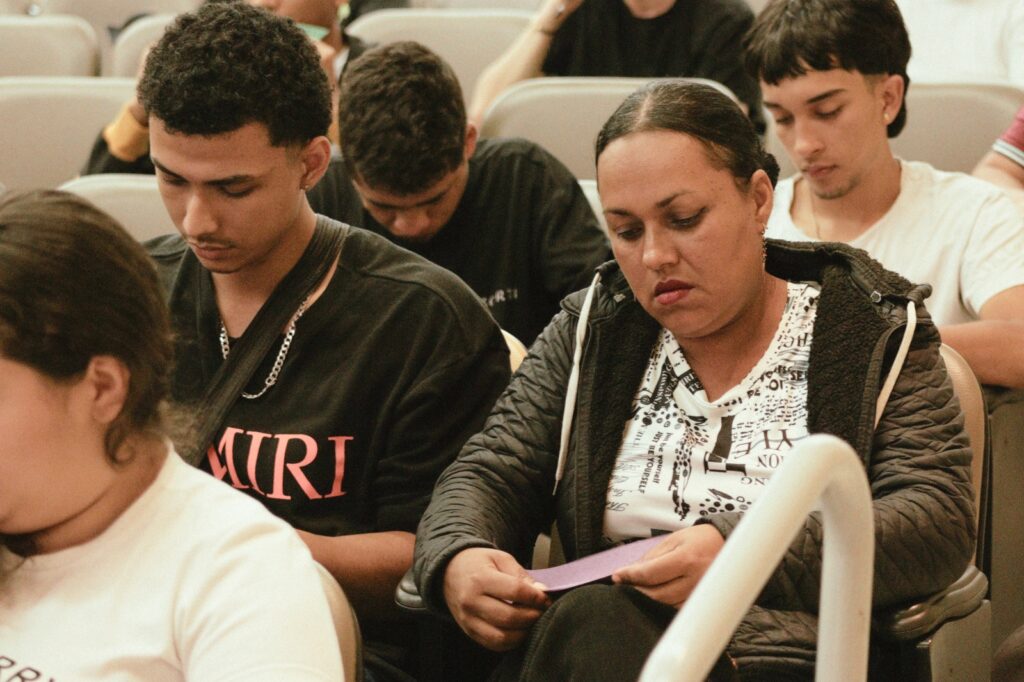 Imagen jóvenes en evento de libreta militar