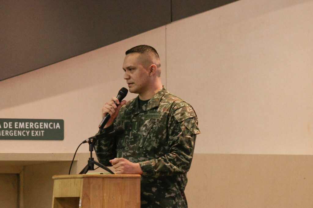 Imagen militar en evento de entrega de libretas