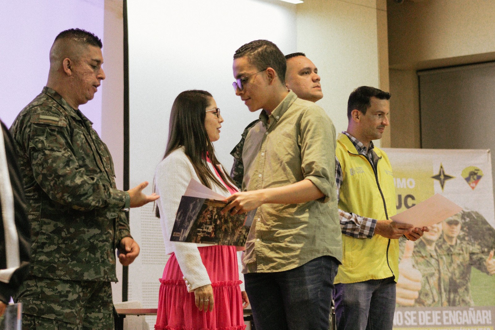 Imagen militar entregando libreta militar