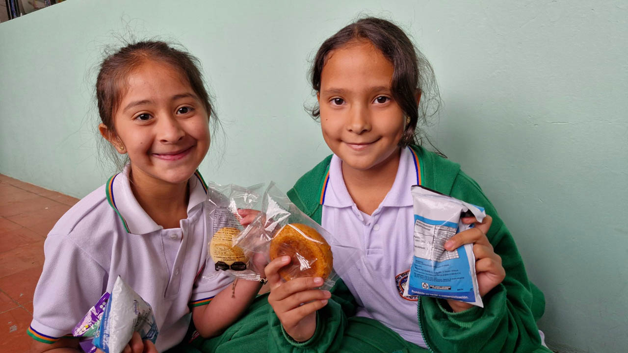 Programa de Alimentación Escolar PAE Imagen niñas beneficiarias del Programa de Alimentación Escolar PAE
