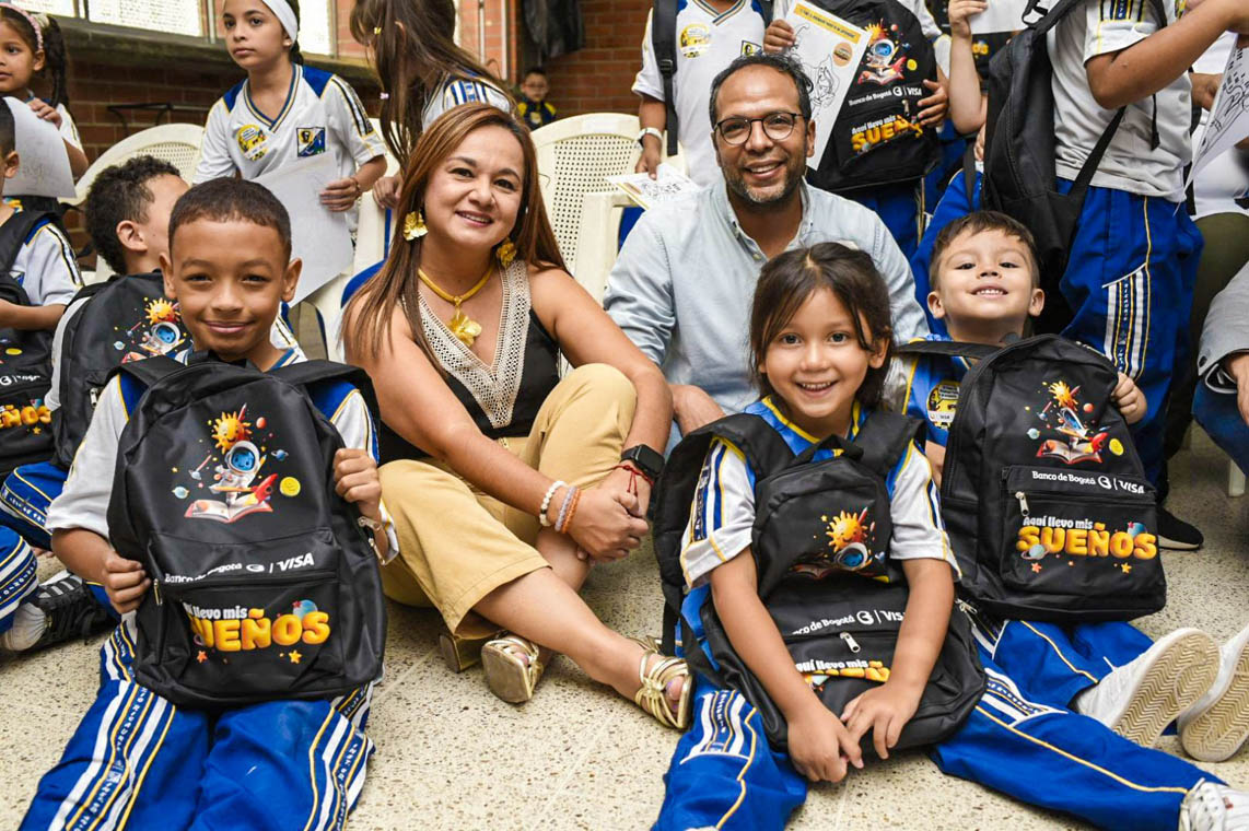 Imagen niños de escuela con morrales de campaña de educación financiera