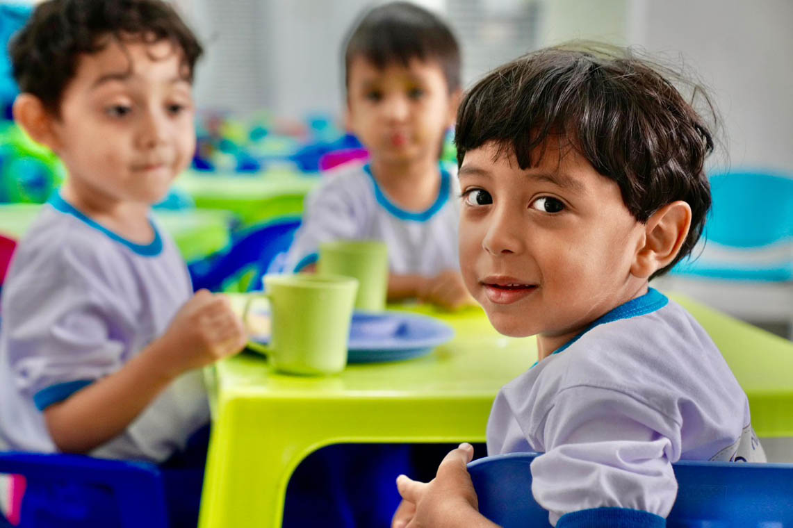 Imagen niños se alimentan en Buen Comienzo