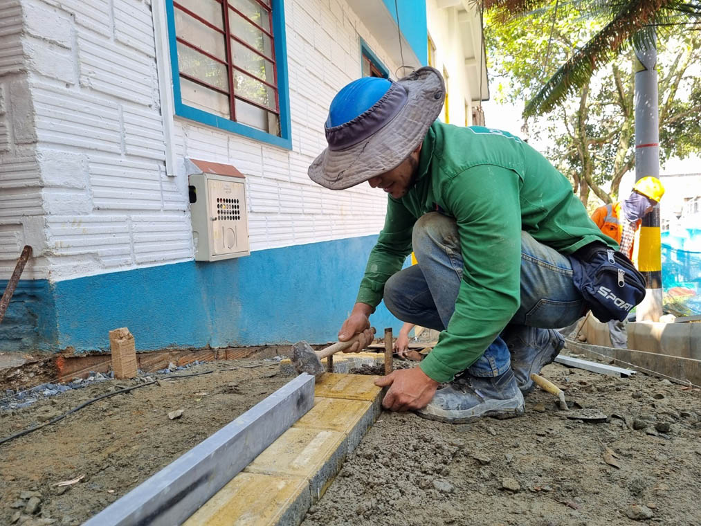 Imagen obrero ejecutando obras por Presupuesto Participativo