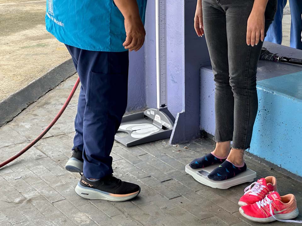 Imagen paciente siendo pesada salud