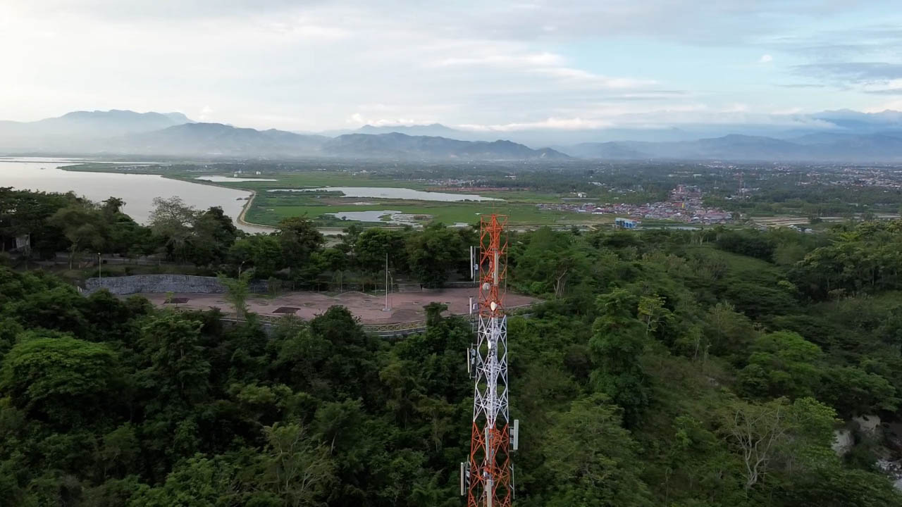 Imagen panorámica de antena de telecomunicaciones