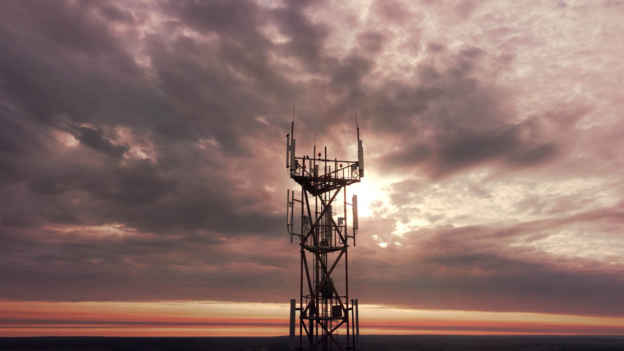 Imagen panorámica de antena de telecomunicaciones