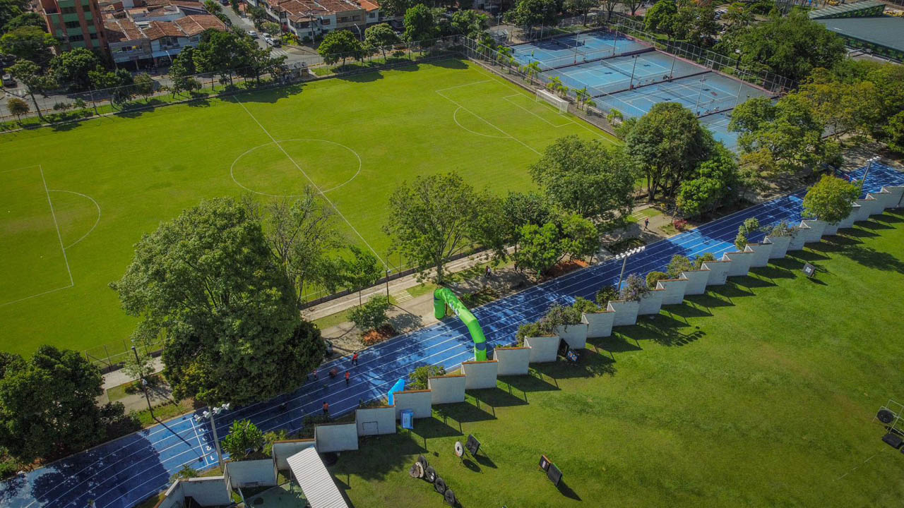 Imagen panorámica de renovada pista de trote de la Unidad Deportiva de Belén