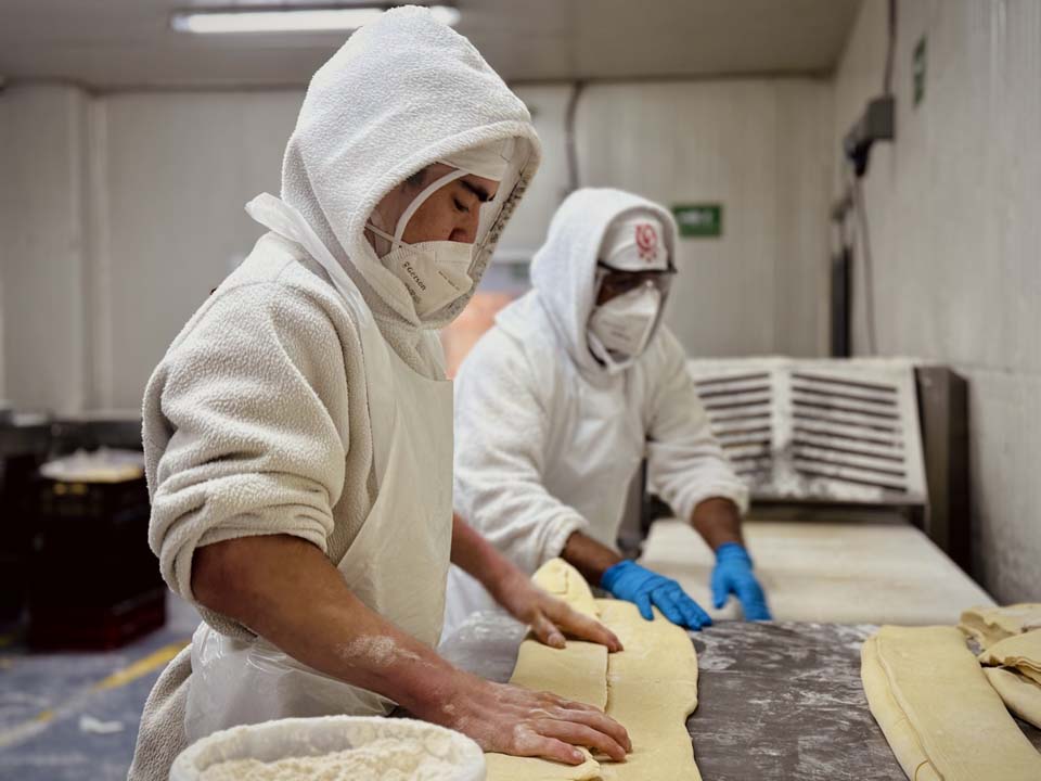 Imagen personas amasando