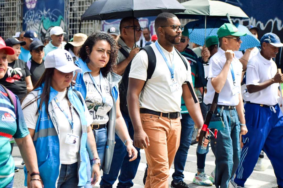Imagen personas caminando agenda institucional