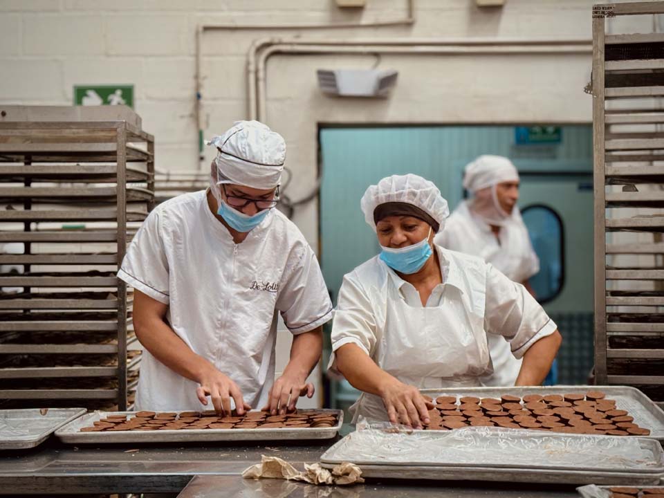 Imagen personas en fábrica Medellín