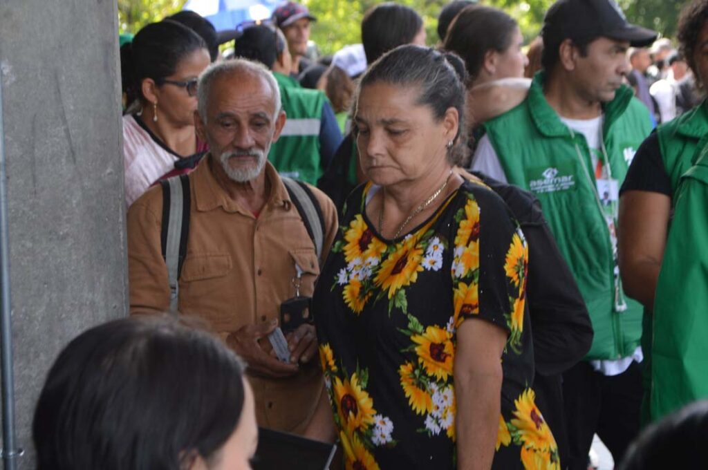 Imagen personas haciendo fila