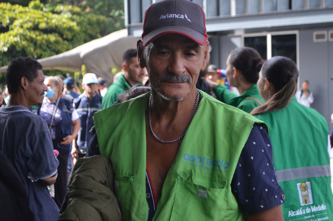 Imagen reciclador con chaleco