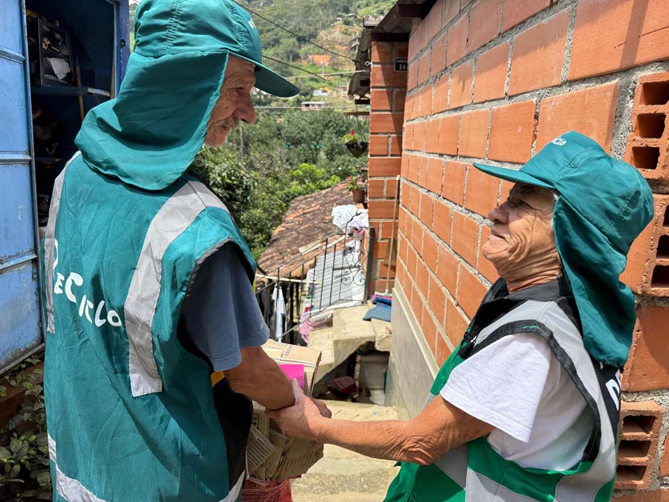 Imagen recicladores tomados de la mano
