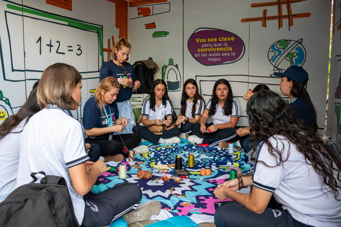Imagen ronda de estudiantes trabajando sobre convivencia ciudadana en Medellín