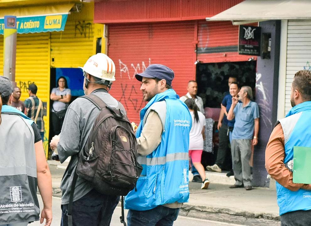 Imagen servidor público y población paz
