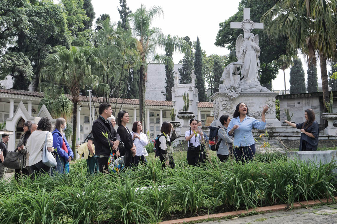 Imagen visitantes al Museo Cementerio San Pedro 1