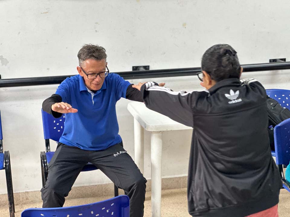 imagen adulto mayor haciendo ejercicio