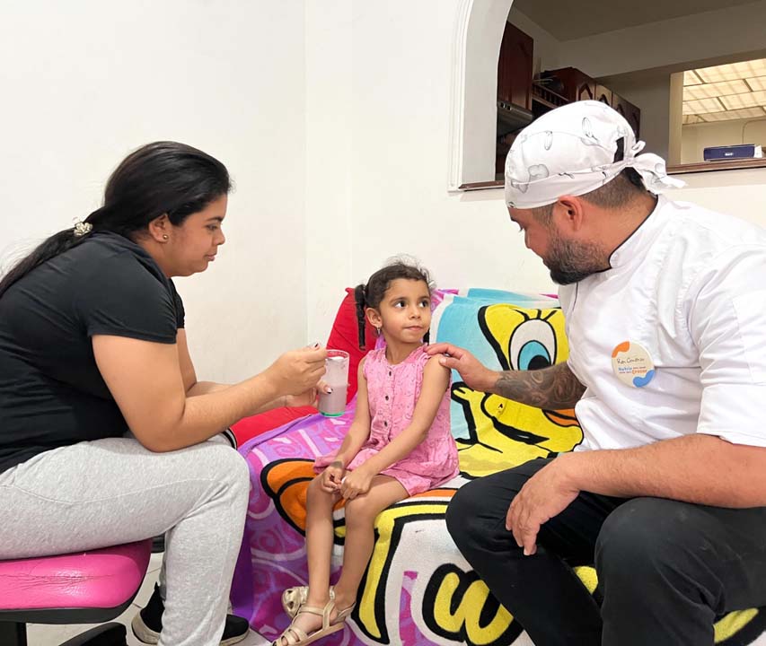 imagen cocinero con una mamá y su hija Buen Comienzo