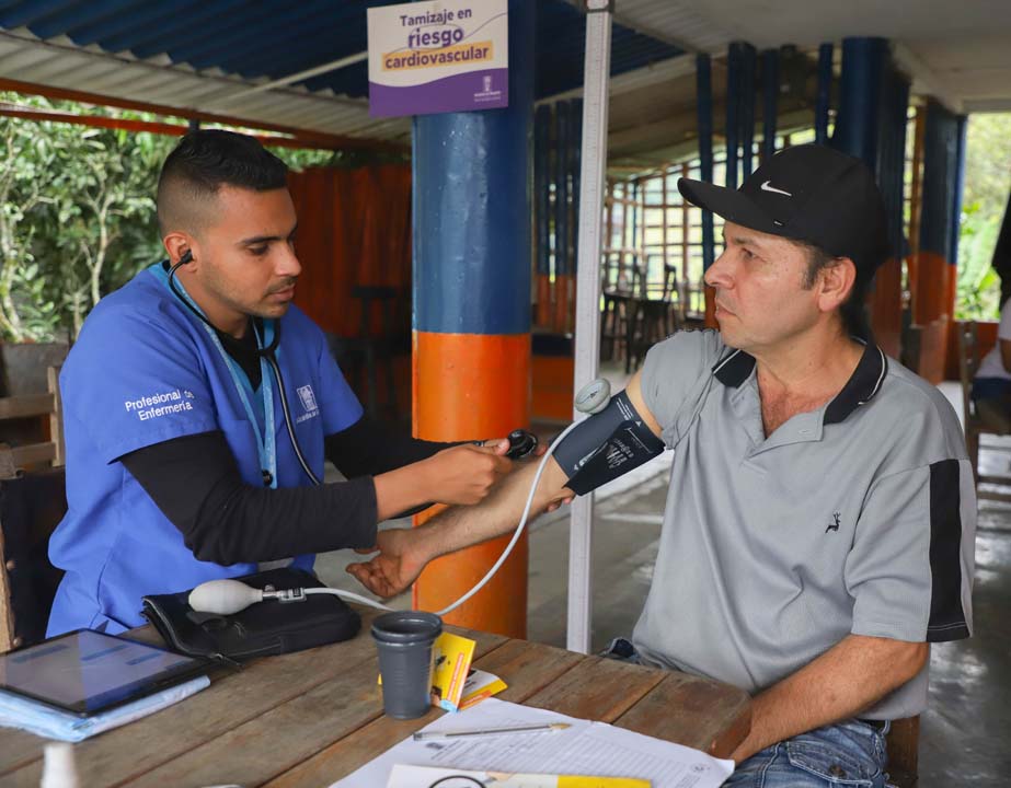 imagen doctor revisando hipertensión de un ciudadano
