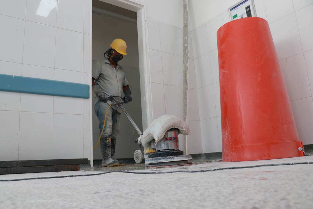 imagen persona con pulidora