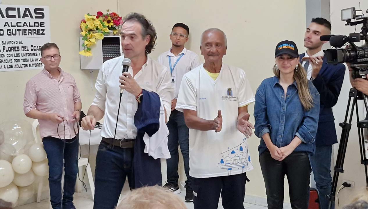 Imagen Alcalde nuevos uniformes