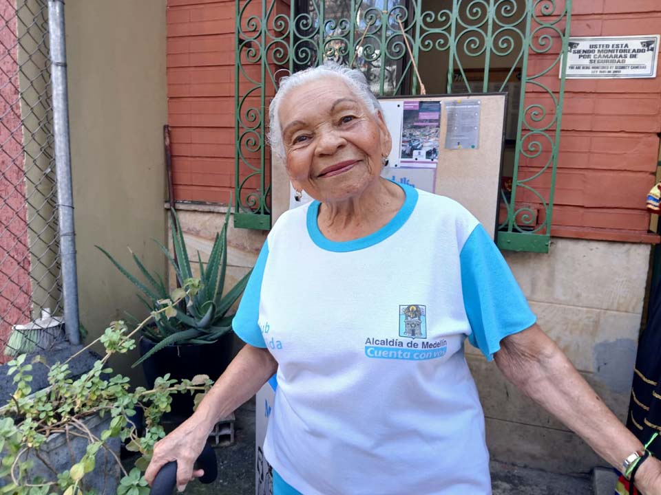 Imagen Dalia sonriendo adultos mayores