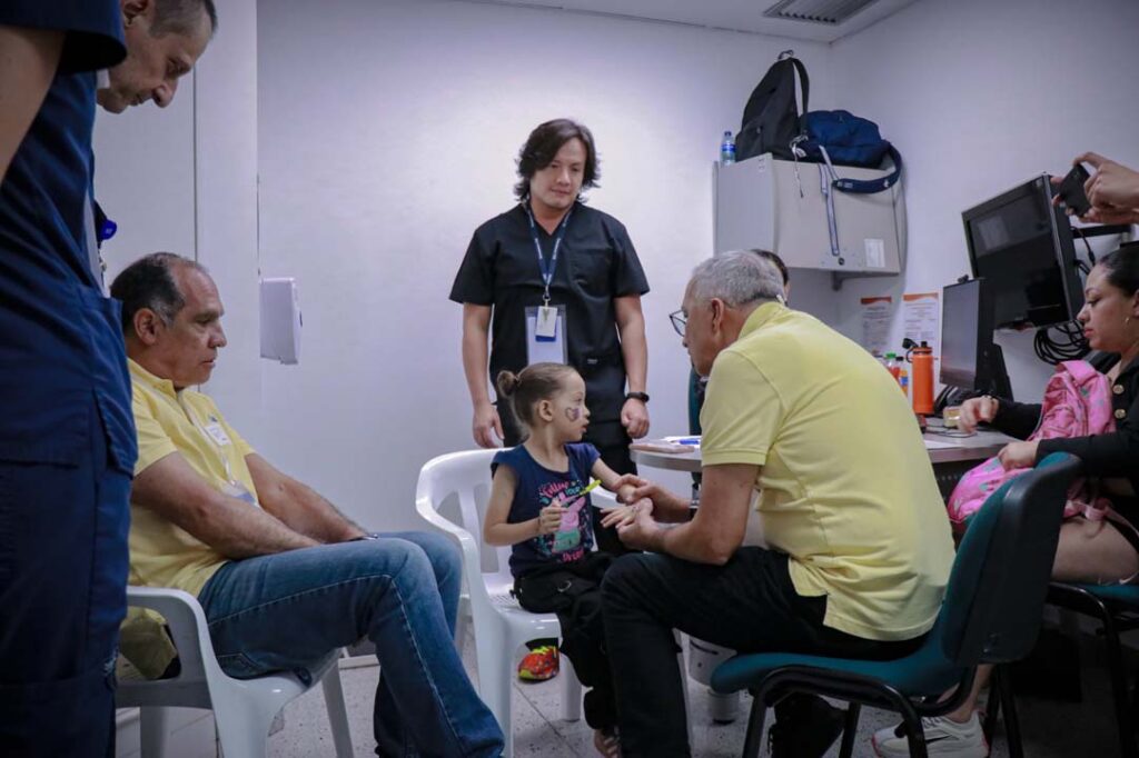 Imagen Mariángel Quintero en consulta con doctores y su mamá