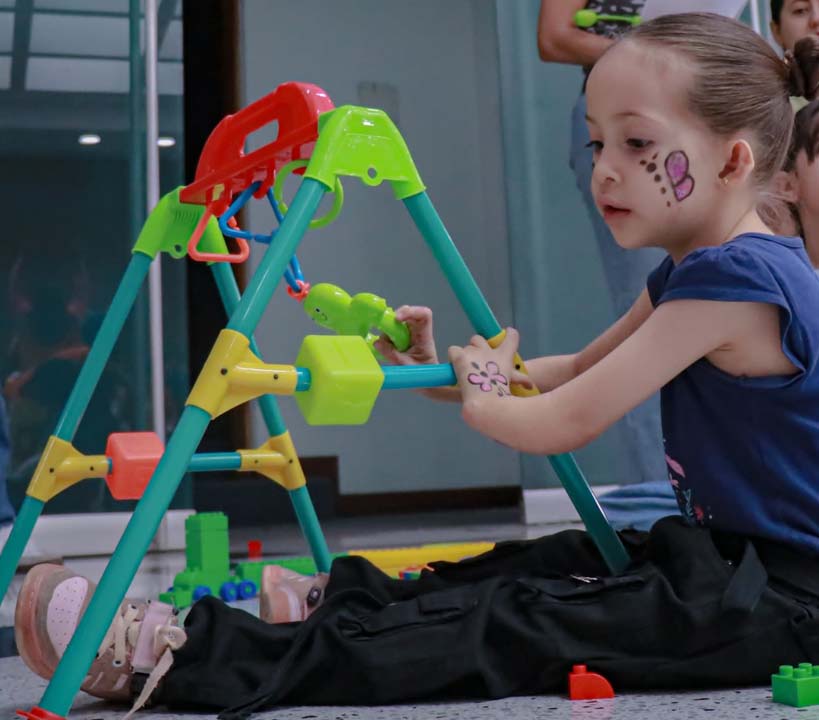 Imagen Mariángel Quintero jugando en sala de espera