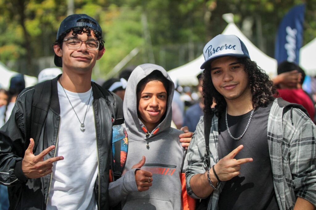 Imagen de 3 jóvenes