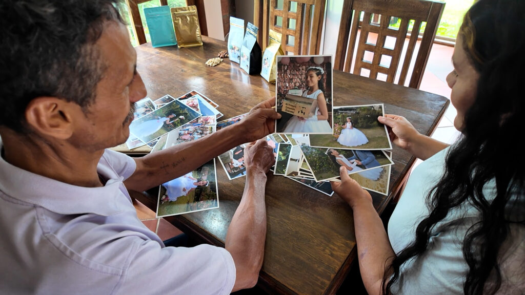 Imagen de Hugo mostrando imágenes de la familia 1