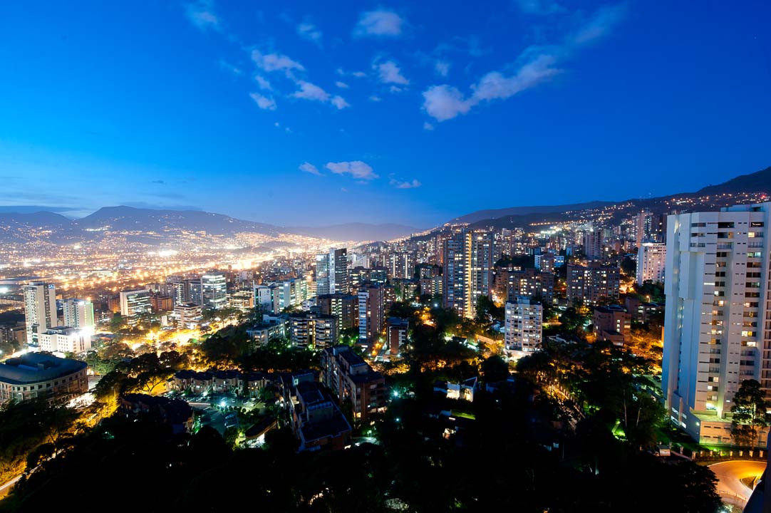 Imagen de Medellín en la noche