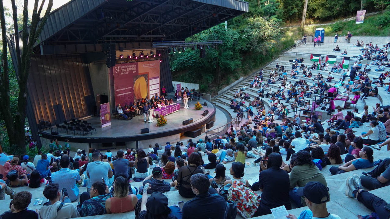 Imagen de asistentes al Festival Internacional de Poesía de Medellín